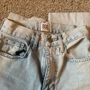 URBAN OUTFITTERS BDG BAGGY LIGHTWASH MOM JEANS